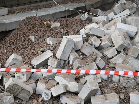 В Волгограде ветер обрушил часть фасада аварийного дома