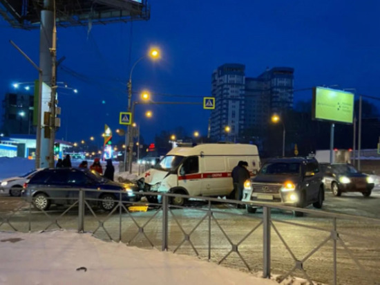 Скорая с беременной попала в ДТП в Новосибирске