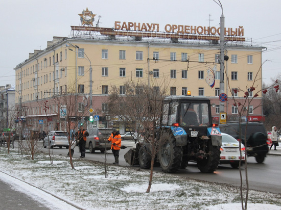 Более 120 участков дорог очистят от наледи и снега в Барнауле