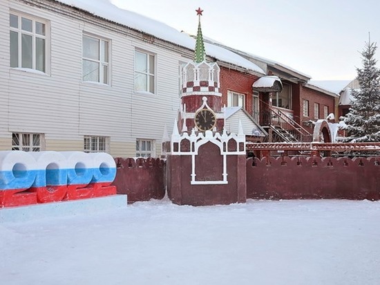 Томские заключенные слепили из снега московский Кремль