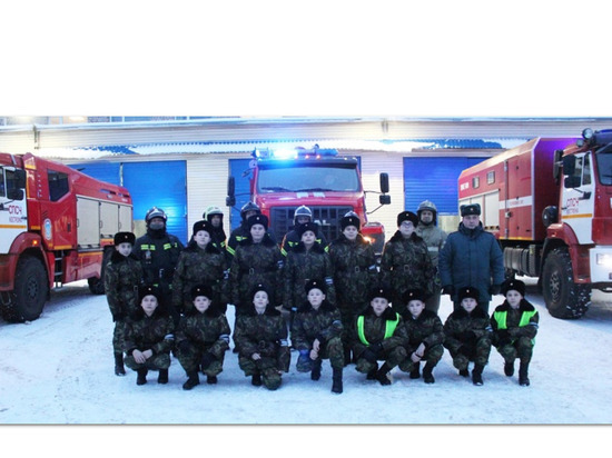 Костромские пожарные показали кадетам как правильно тушить пожары