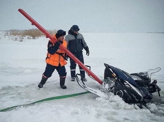 В Каракулинском районе снегоход с 2 гражданами провалился под лёд реки