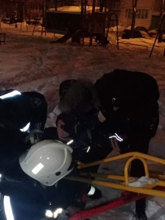 В Казани спасатели помогли застрявшему в качелях ребенку