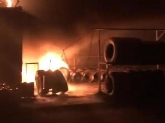 В крупном пожаре в Славянске-на-Кубани сгорели СТО и автомойка