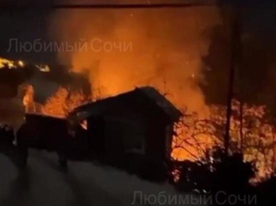 Сочинские пожарные потушили сразу два возгорания за вечер