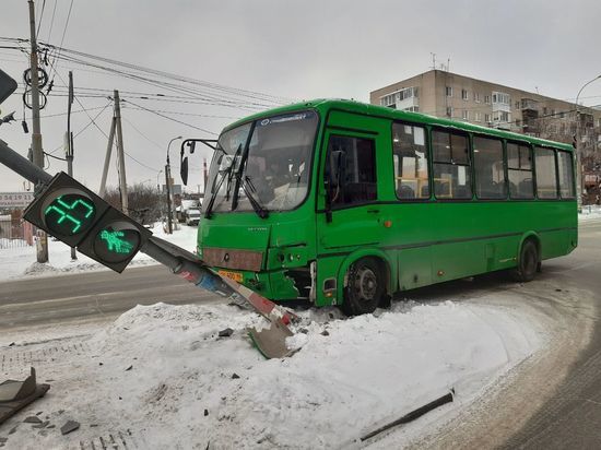 Пассажирский автобус сбил светофор в Екатеринбурге