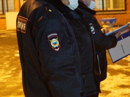 Тело 36-летней женщины нашли спасатели на козырьке дома в Красноярске