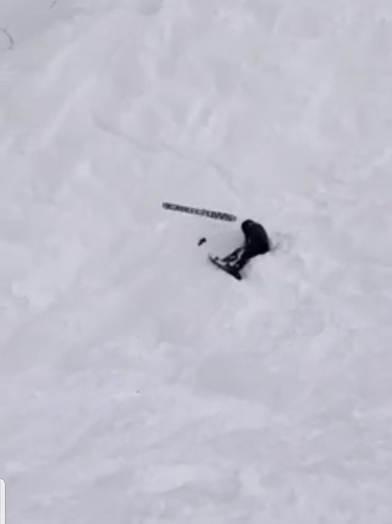 В горах Сочи на фрирайдера «напала» лыжа