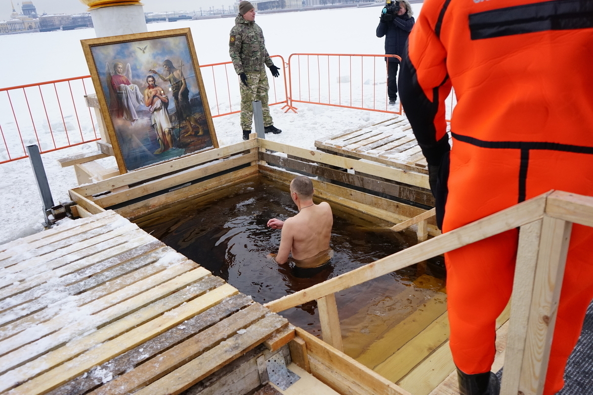 Женщины и девушки на Крещение, которые окунаются без одежды