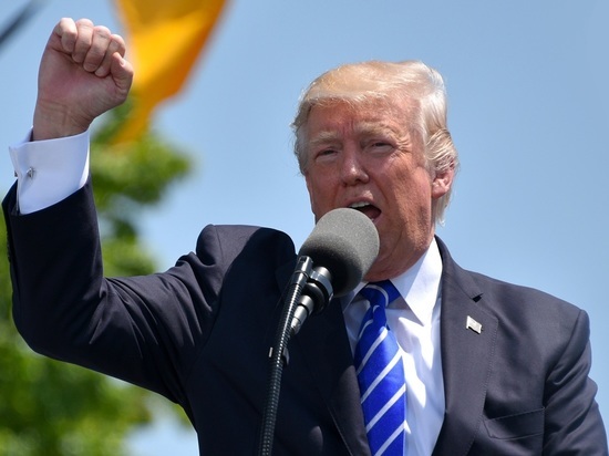 Трамп на митинге в Аризоне пожурил Десантиса