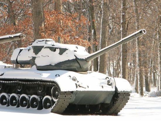 Военнослужащие Балтфлота отработали проход танков по сложной местности в Калининградской области