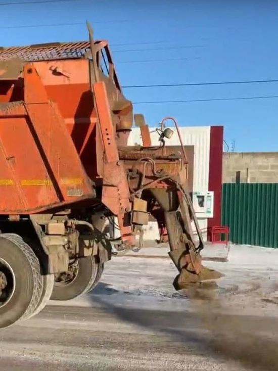 В муниципалитете Калмыкии справляются с гололедом