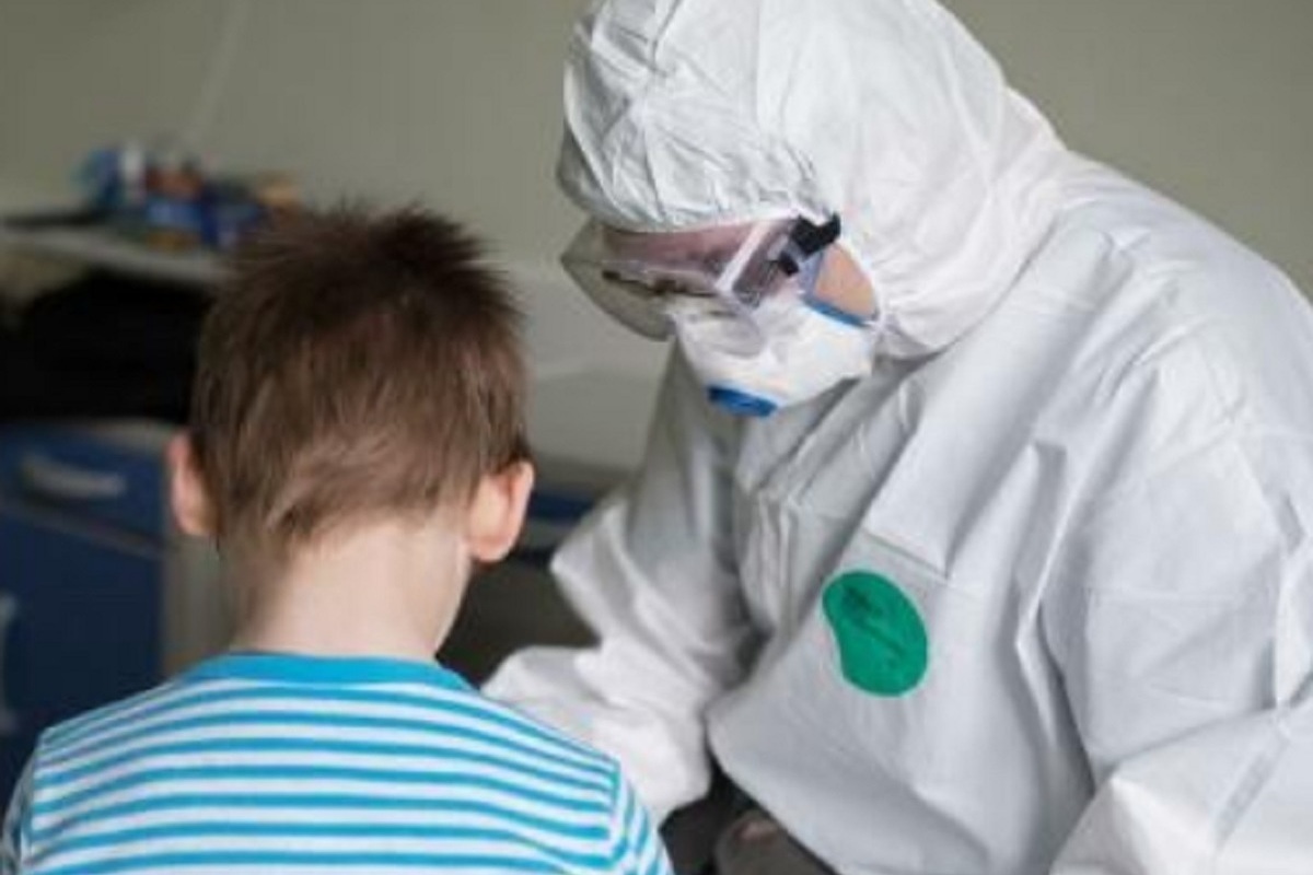 Врач-инфекционист рассказал о том, почему «Омикрон» опасен для детей
