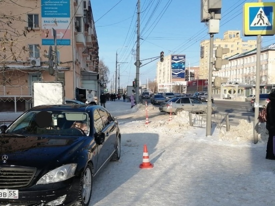 В Омске на тротуаре машина сбила пешехода