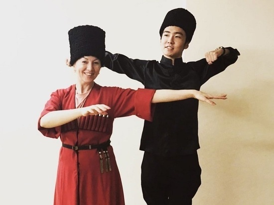 Японец хочет стать джигитом и разучивает кавказские танцы