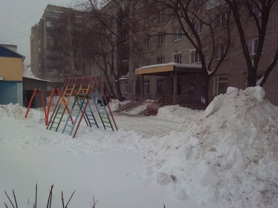 В центре Рязани трактор засыпал снегом детскую площадку