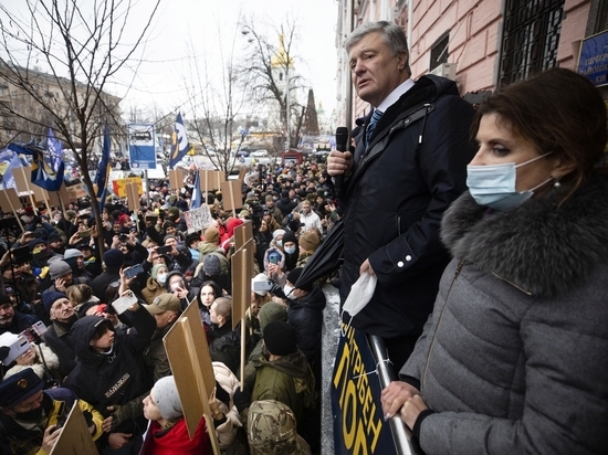 В Печерском суде Киева продолжается заседание по избранию меры пресечения пятому президенту Украины Петру Порошенко, которого обвиняют в госизмене