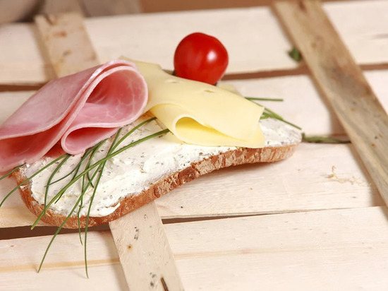 Врач Вялов назвал бутерброды с сыром и маслом опасными для здоровья