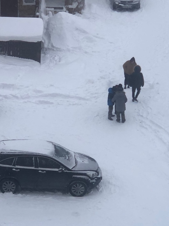 В Салехарде школьники бомбят петардами друг друга и машины