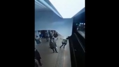 В Брюсселе мужчина толкнул женщину под поезд метро: видео