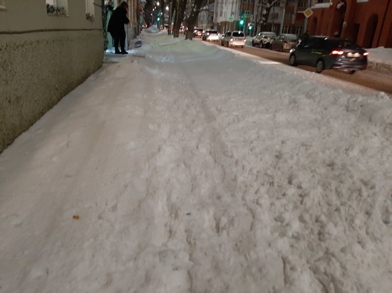 Снежная непроходимость: в Саратове тротуары уходят из под ног