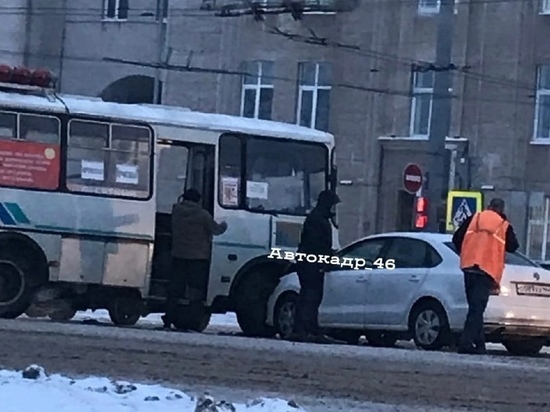 В Курске в аварию попала маршрутка ПАЗ