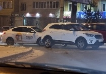 ДТП: Внедорожник и такси столкнулись на Новобульварной в Чите