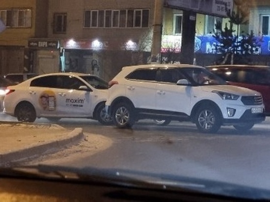 ДТП: Внедорожник и такси столкнулись на Новобульварной в Чите