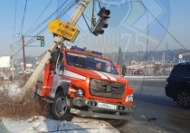 Пожарная машина, уходя от столкновения, зацепила электропровода в Чите