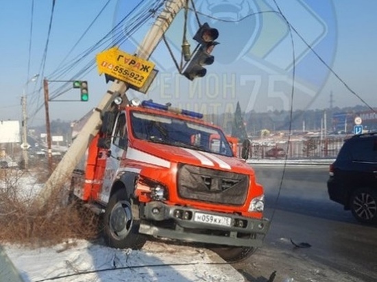 Пожарная машина, уходя от столкновения, зацепила электропровода в Чите