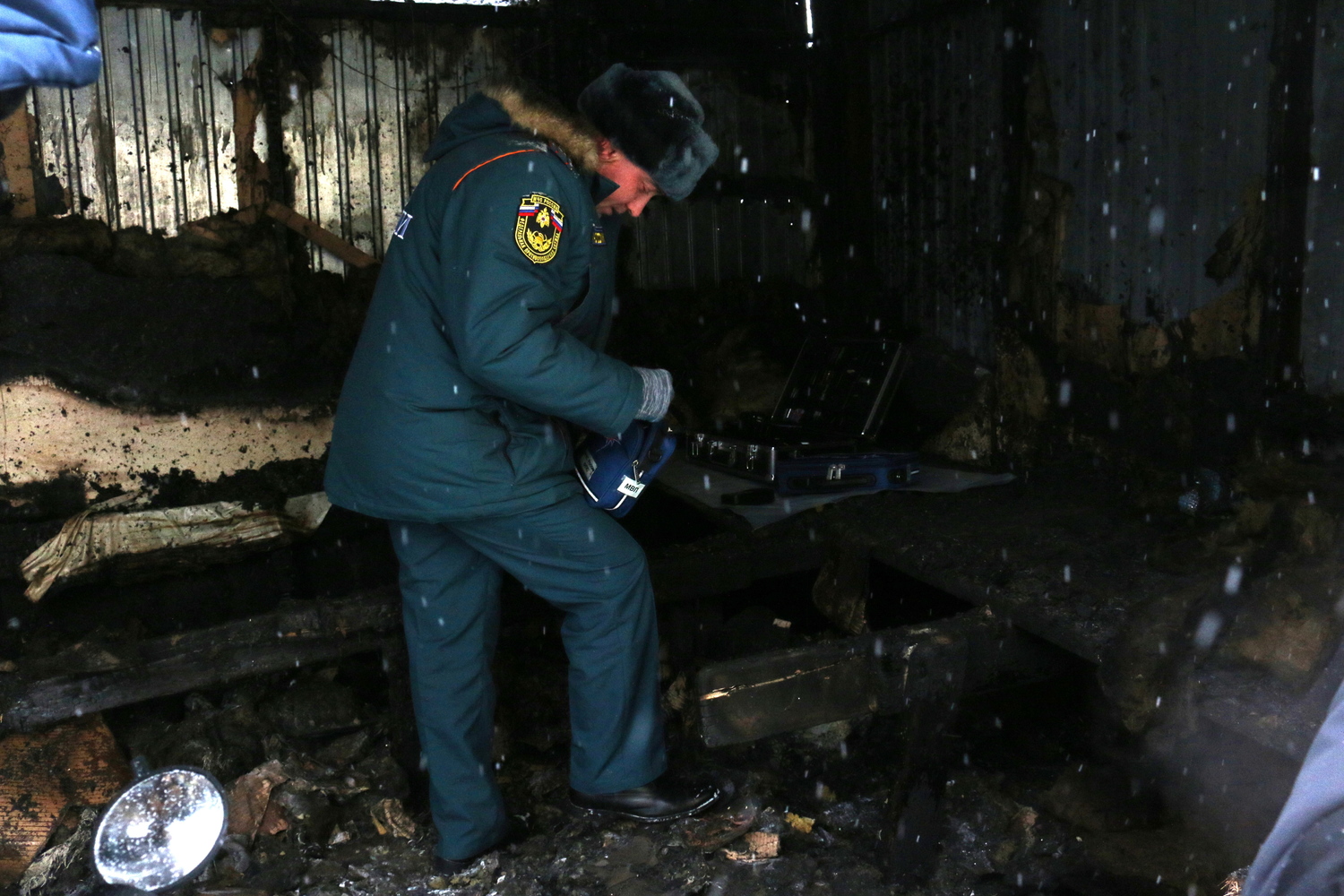 Эксперты Госпожнадзора Хабаровского края работают на месте возгорания