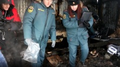 Эксперты проводят изъятие образцов на месте пожара