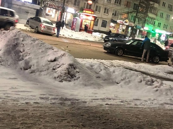 Две иномарки схлестнулись на Псковской в Великом Новгороде