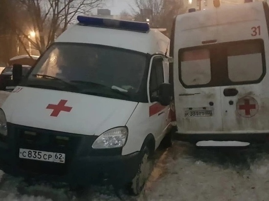 В Рязани в нечищеном дворе столкнулись две машины скорой помощи