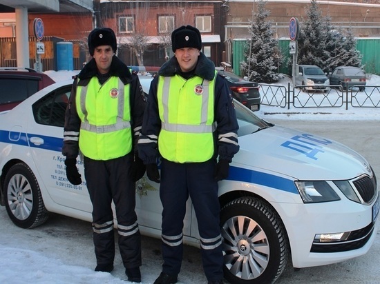 Сотрудники ГИБДД помогли лежащей на снегу женщине в Красноярске