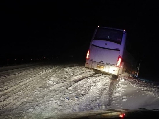 На трассе в Волгоградской области рейсовый автобус въехал в ограждение
