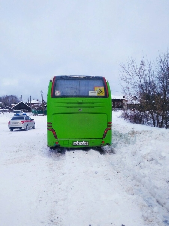 В Кирове росгвардейцы помогли вызволить автобус из сугроба