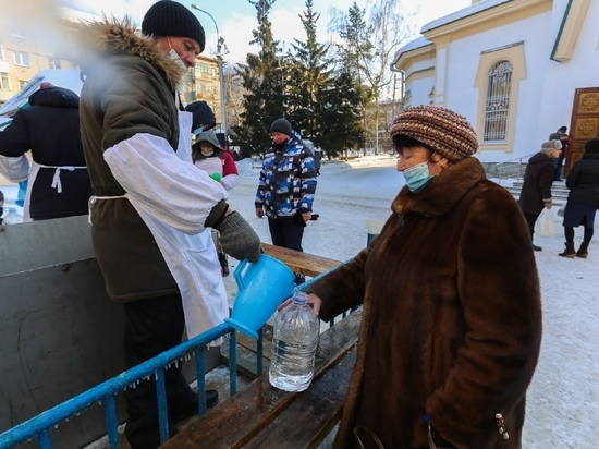 Святую воду начали раздавать в храмах Новосибирска 18 января