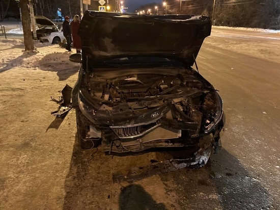 В Челябинске автомобилист выехал на красный сигнал светофора и устроил ДТП