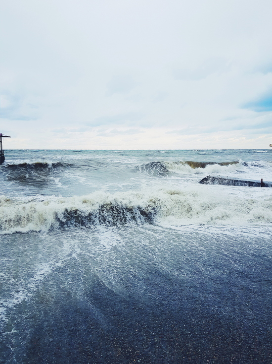 Из-за пятибалльного шторма в Сочи отменили крещенские купания