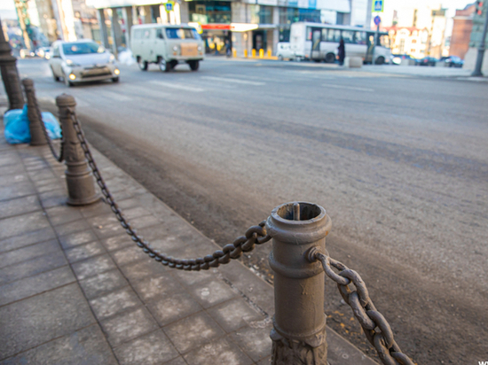 Из центра Владивостока убирают декоративное ограждение на тротуарах