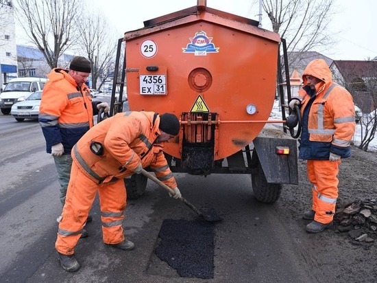 Из-за температурных "качелей" на дорогах Белгорода появились выбоины