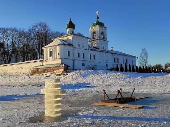 Возле Мирожского монастыря в Пскове оборудовали купель к Крещению