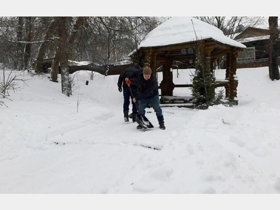 Смоленские чиновники на время стали дворниками из-за снега