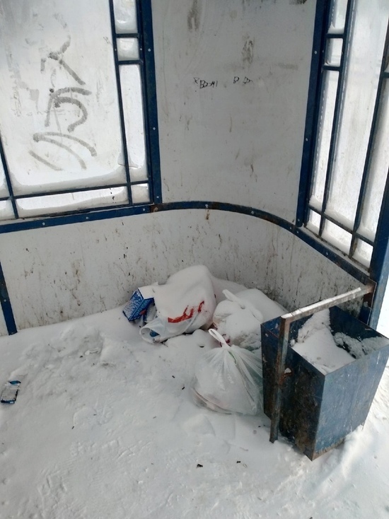 Жители Ноябрьска превратили остановку в мусорный бак