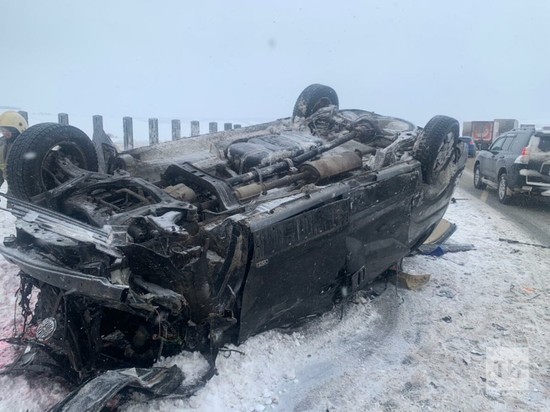 Два человека погибли при столкновении минивэна с грузовым краном в Татарстане