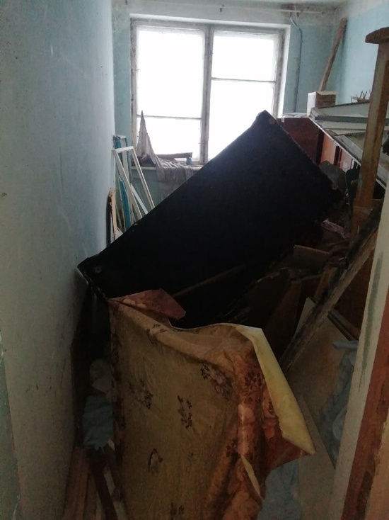 Людей из разрушающегося общежития в Осташкове хотят переселить в ещё более "комфортные" условия