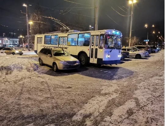 Движение трамваев и троллейбусов заблокировали возле ж/д вокзала Екатеринбурга