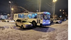 Машины заблокировали движение трамваев и троллейбусов в Екатеринбурге