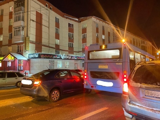 ДТП в Твери: столкнулись легковушка и автобус